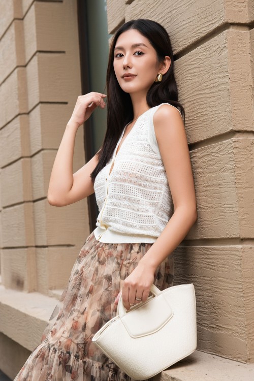 Sixdo White Sleeveless Knit Blouse